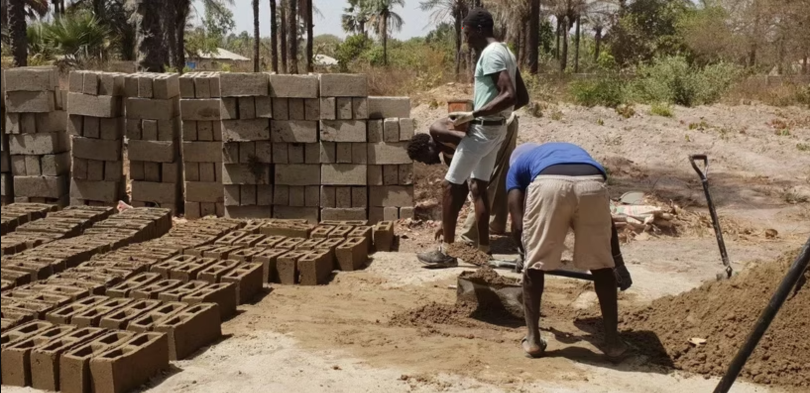 Vrijwilligers in gesprek bij een gemeenschapsproject in Gambia