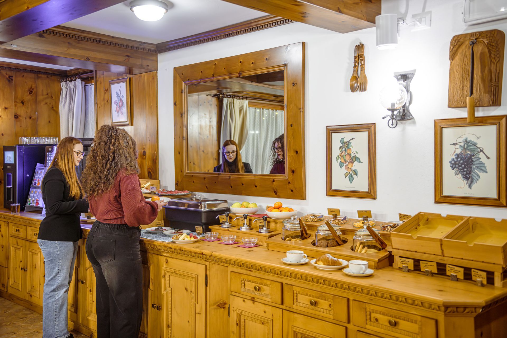 All'interno di un negozio rustico, un buffet mostra due persone che scelgono il cibo vicino a banconi di legno e specchi.