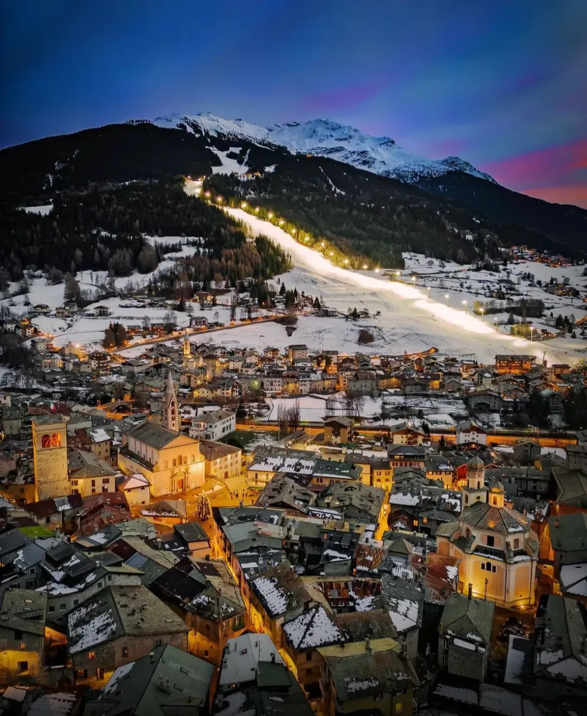 Bormio al tramonto con le montagne sullo sfondo