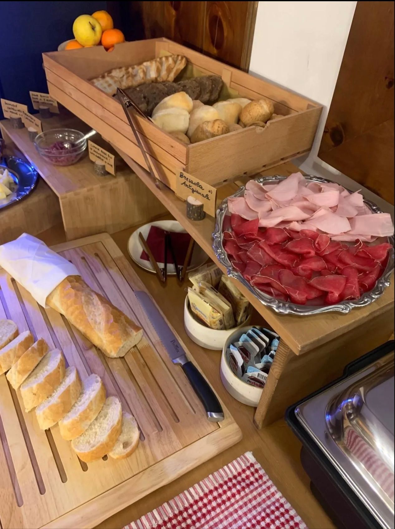 Pane, frutta e salumi proposti al buffet dell’hotel