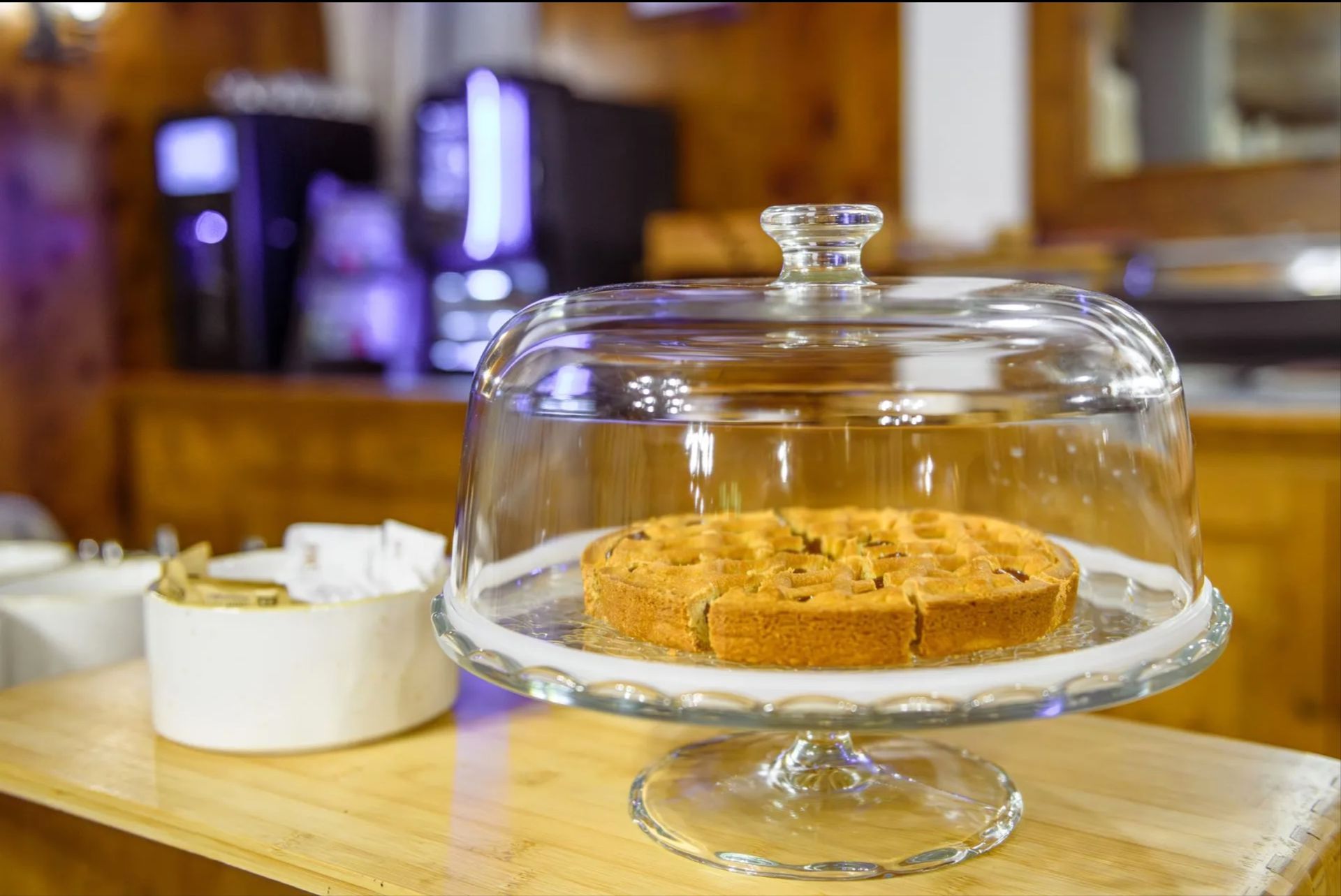 Torta fatta in casa presentata sotto una campana di vetro