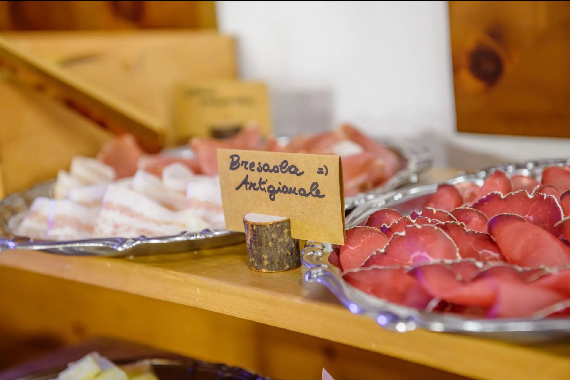 Selezione di salumi, tra cui bresaola della Valtellina