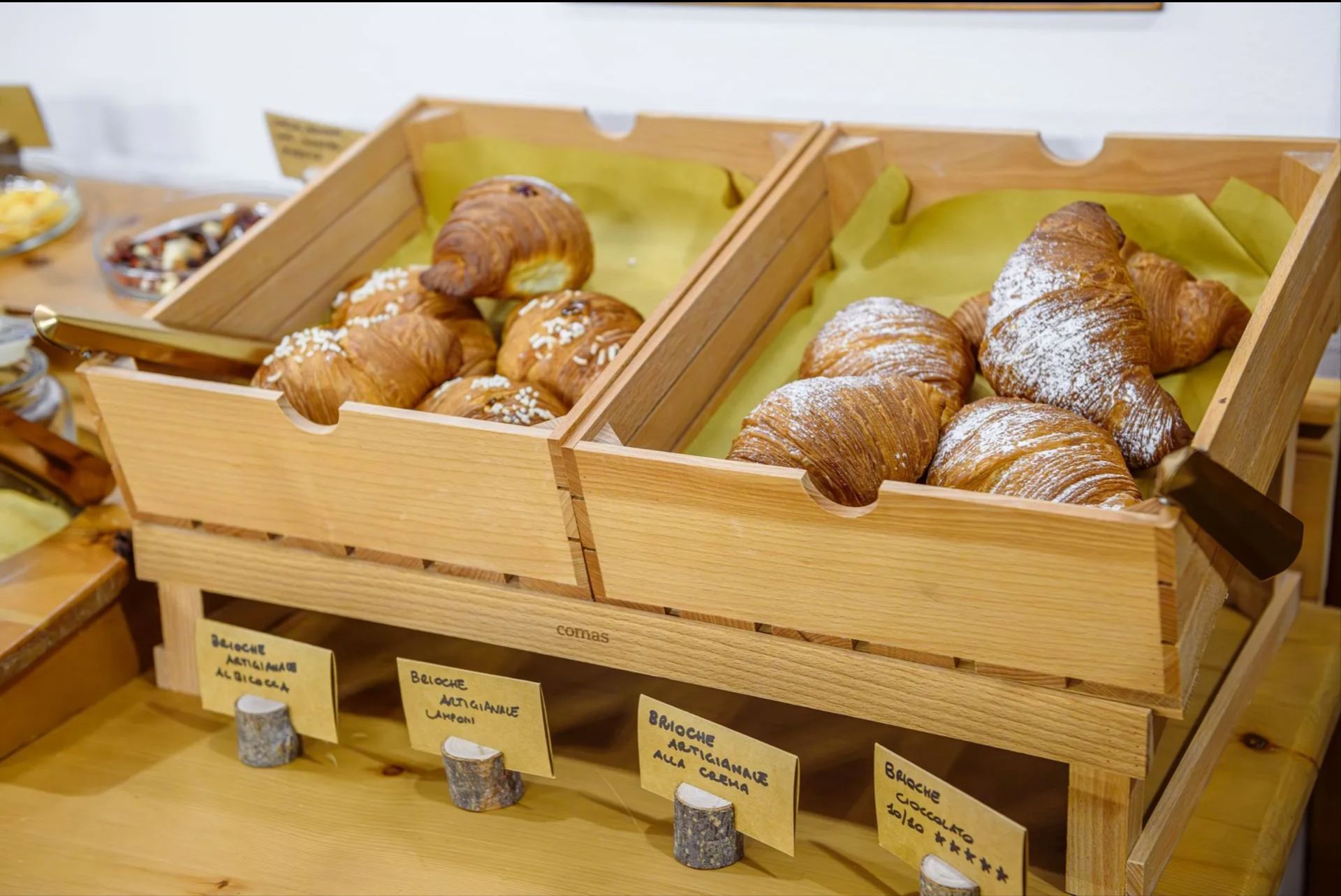 Croissant e brioche artigianali disposti nel buffet