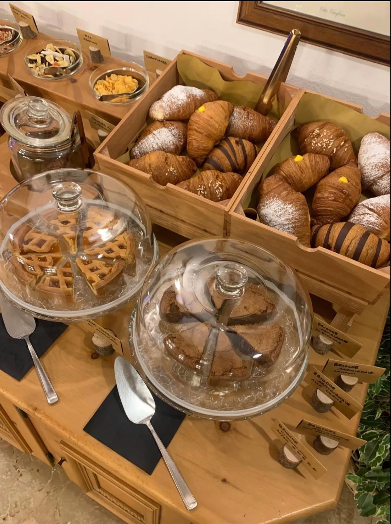 Torte, biscotti e dolci serviti al buffet della colazione