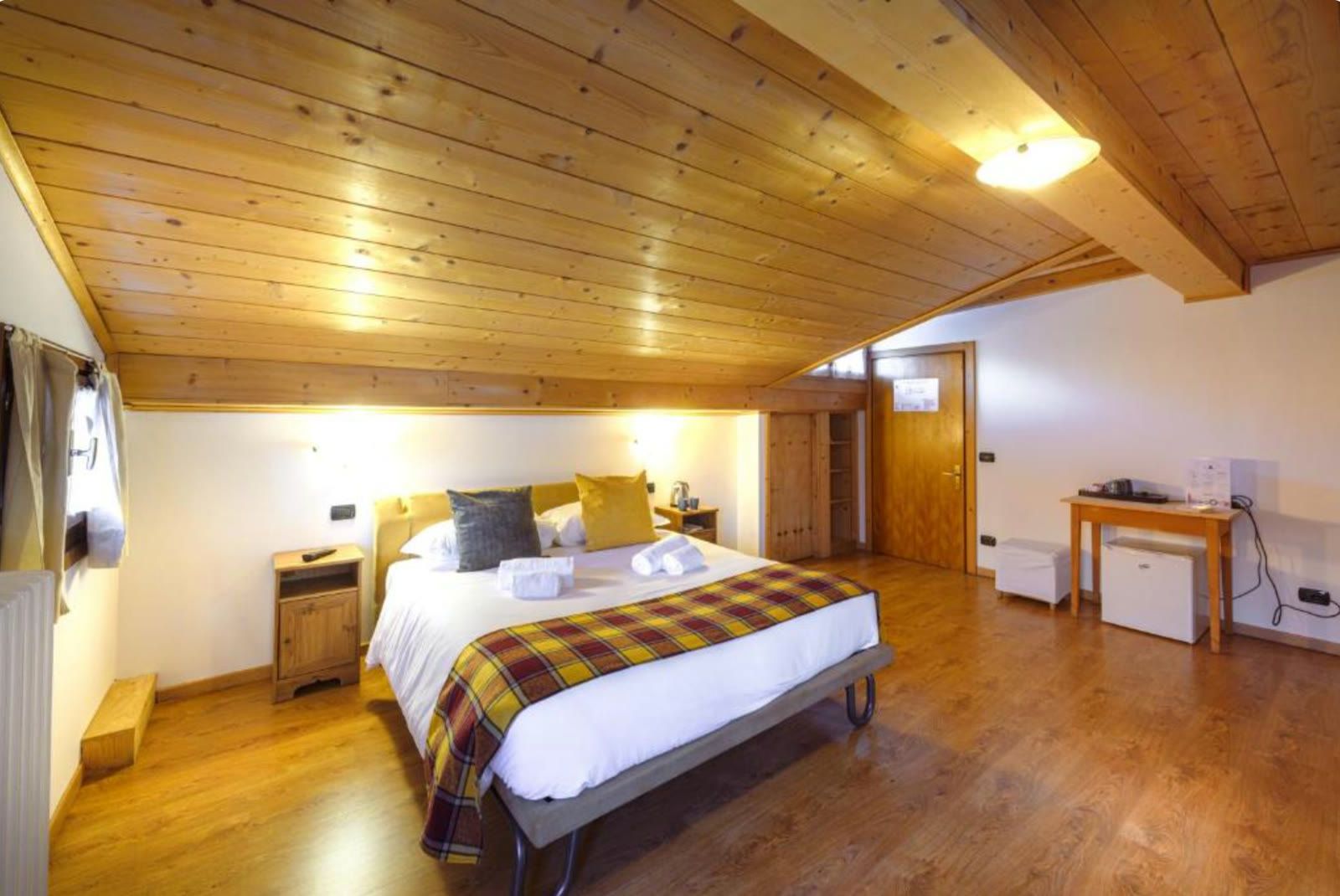 Camera familiare dell’Hotel Ambassador con soffitto in legno