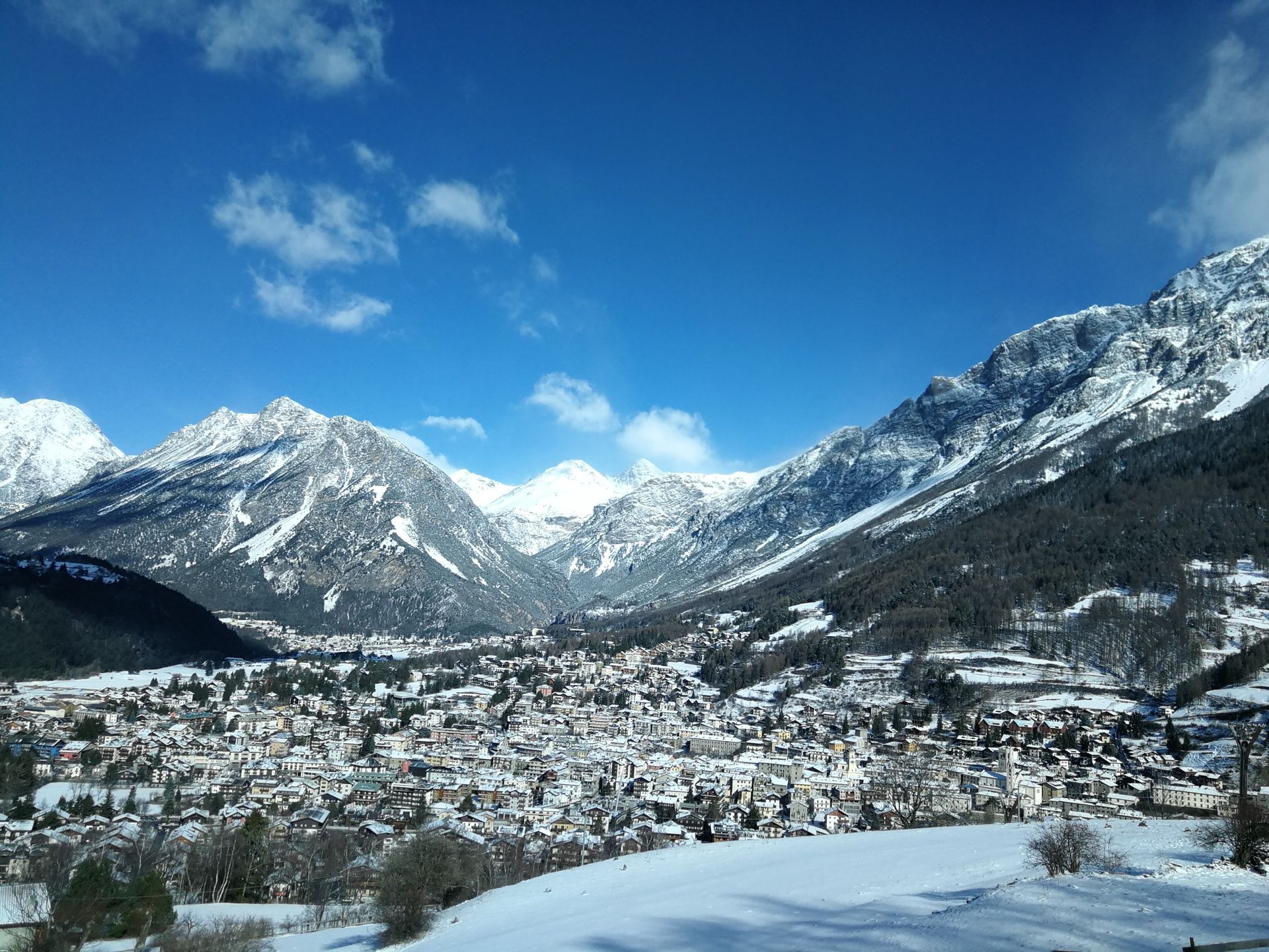 Vista panoramica di Bormio e delle Alpi