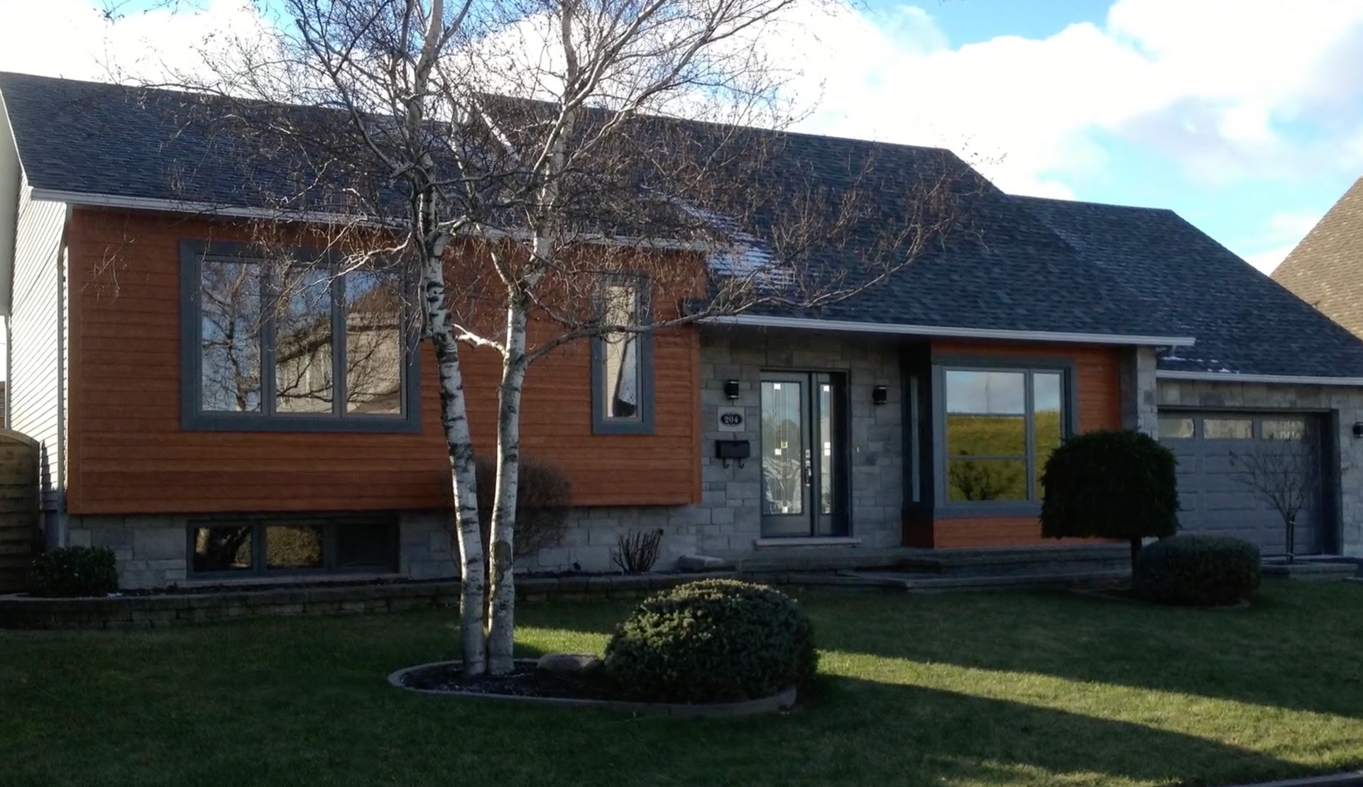 Une maison avec un arbre devant