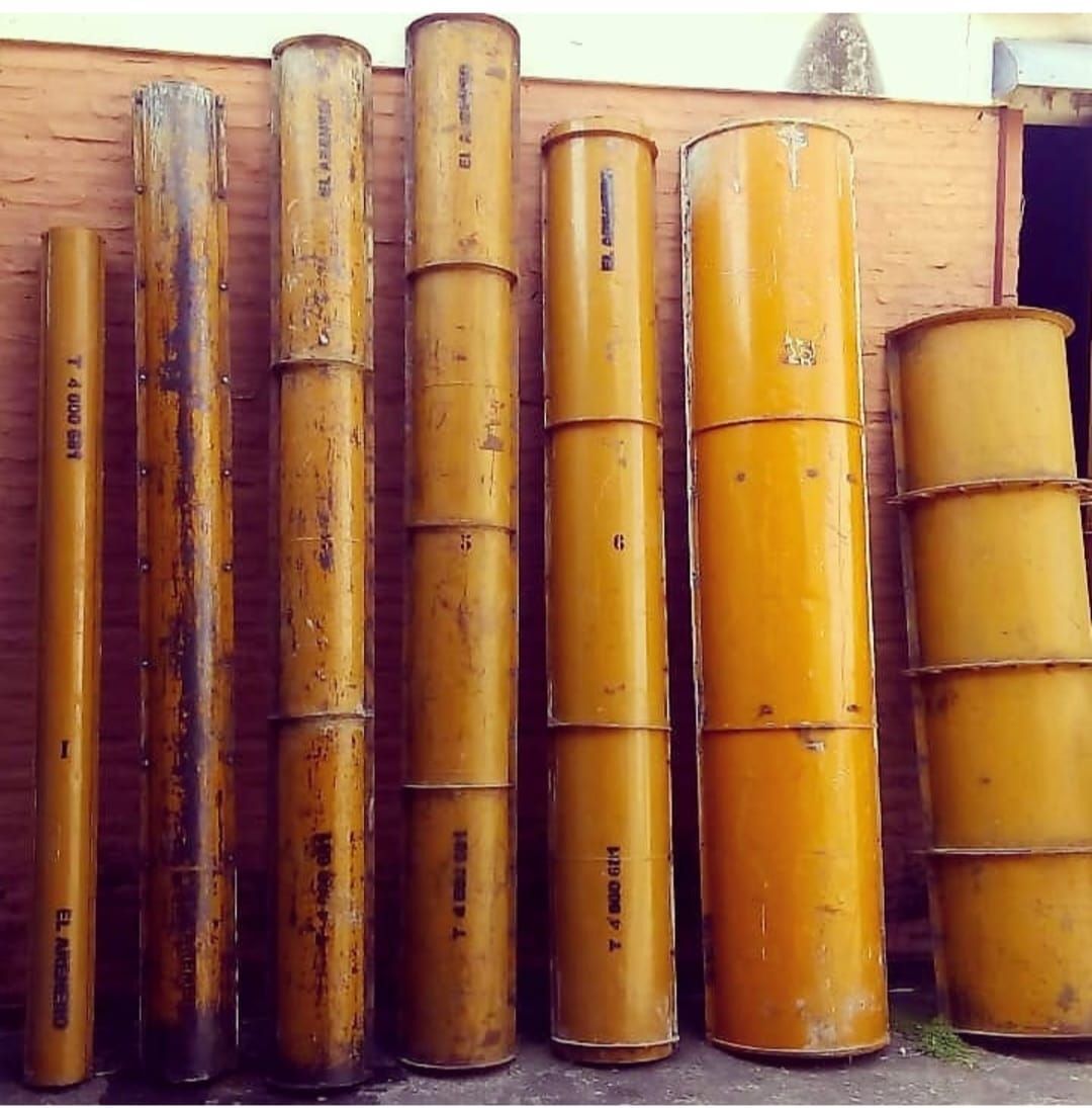 Un palé de madera apilado con bolsas blancas etiquetadas como 
