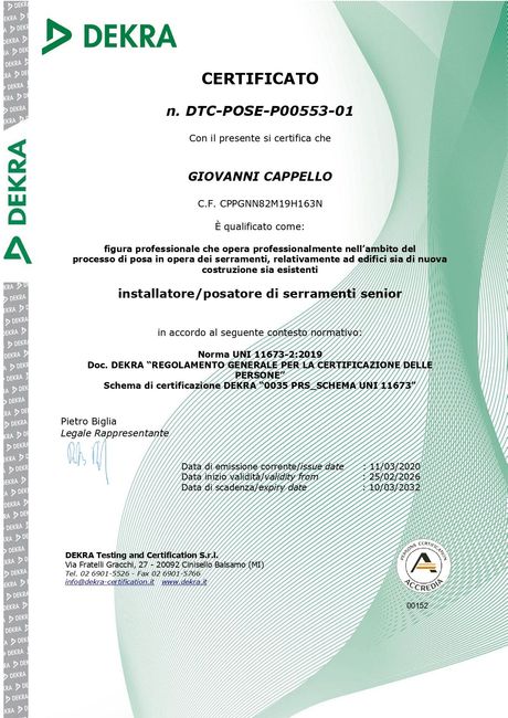 Certificato DEKRA con sfondo geometrico color verde acqua e testo in italiano.