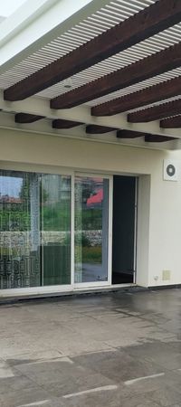 Scala interna con gradini in legno, ringhiera color verde acqua e soffitto bianco con faretti a incasso.