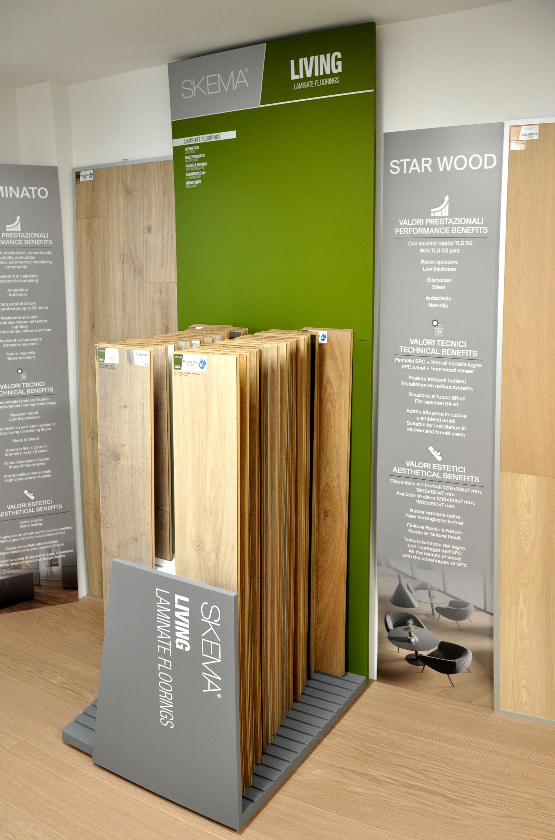 Un'esposizione di pavimenti in legno in un negozio