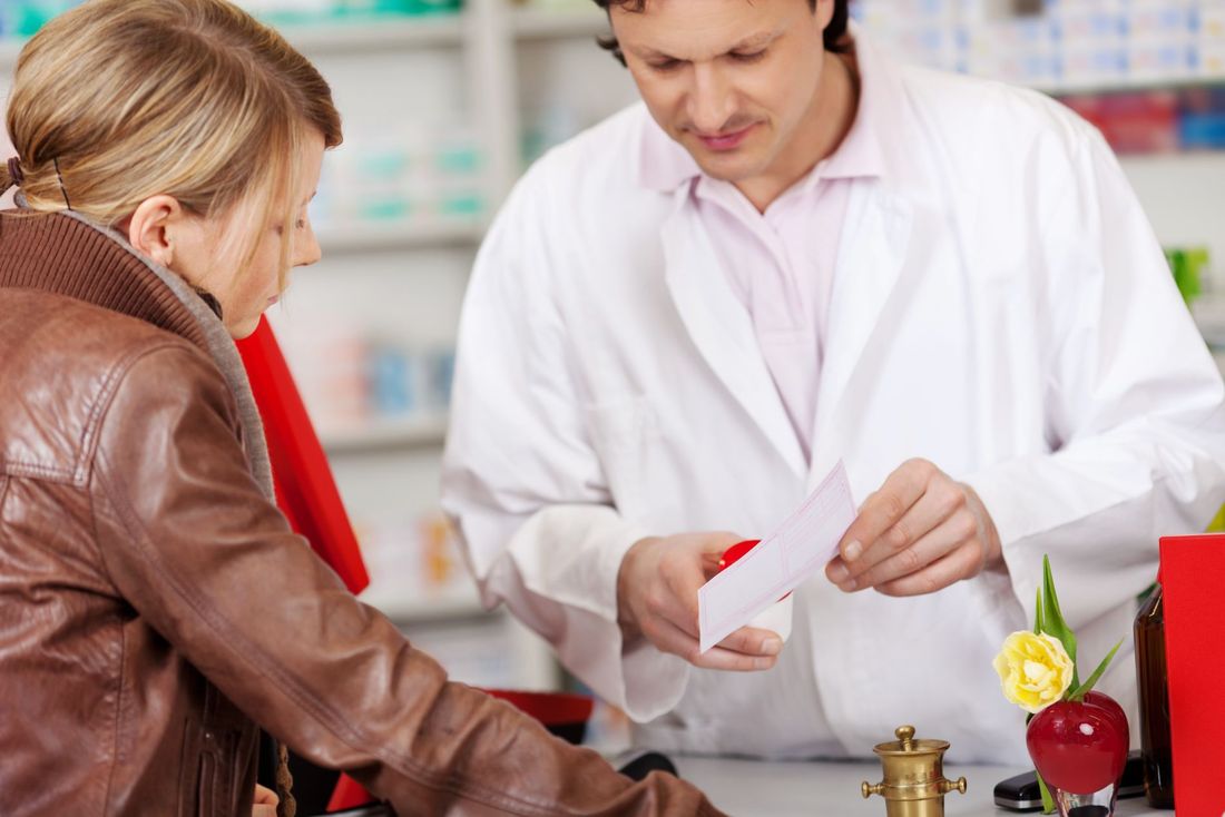 Farmacista che assiste una cliente