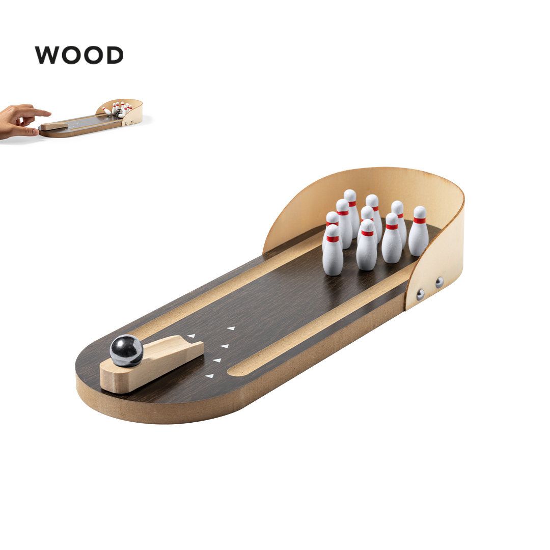 Un juego de bolos de mesa en miniatura de madera con bolos, una rampa y una bola de metal.