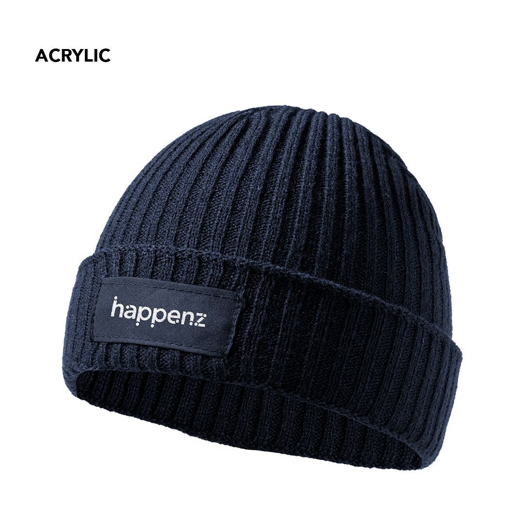 Un gorro de punto acanalado azul marino con puño doblado y un parche rectangular con el texto blanco