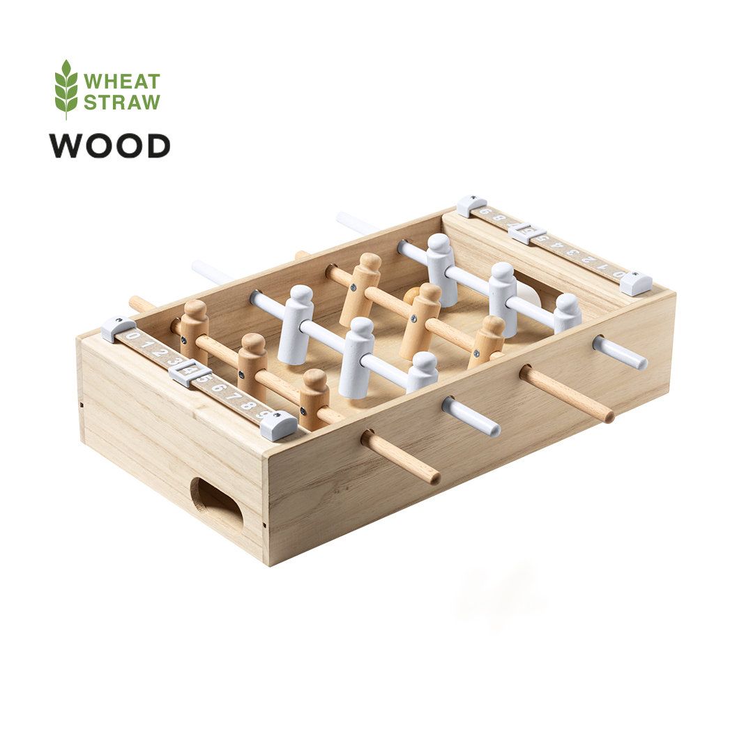Un pequeño juego de futbolín de mesa de madera con figuras blancas de jugadores y marcadores deslizantes sobre un fondo blanco.