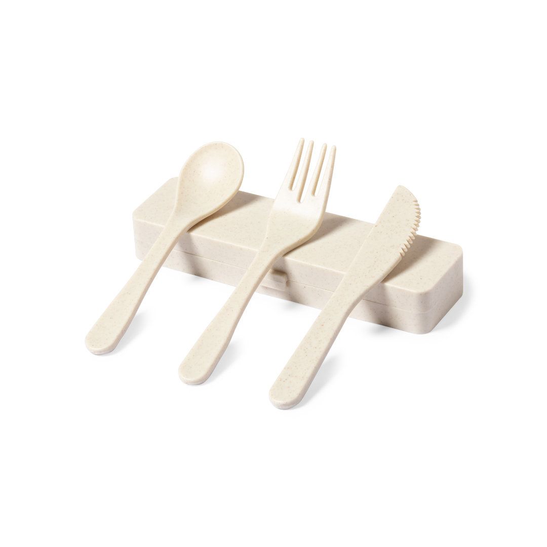 Un juego de cubiertos ecológicos de color beige —una cuchara, un tenedor y un cuchillo— apoyados sobre su estuche rectangular a juego.