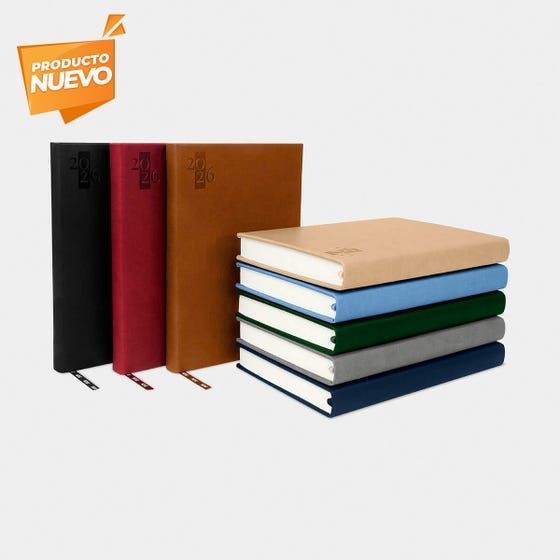 Una pila de cinco cuadernos y tres libretas verticales de varios colores, con una etiqueta que dice 