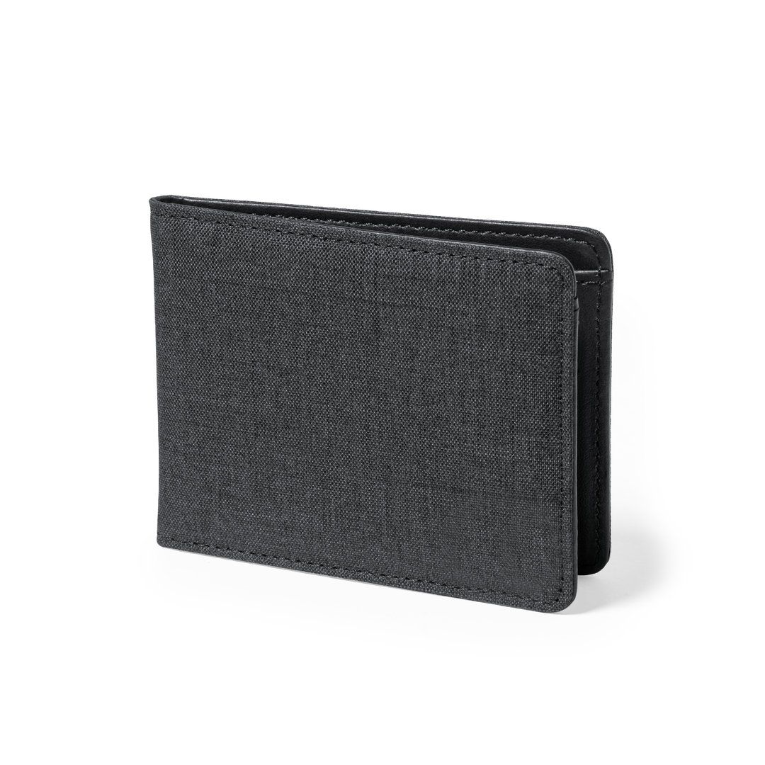 Una cartera de tela texturizada de color gris carbón, plegada y cerrada, sobre un fondo blanco.