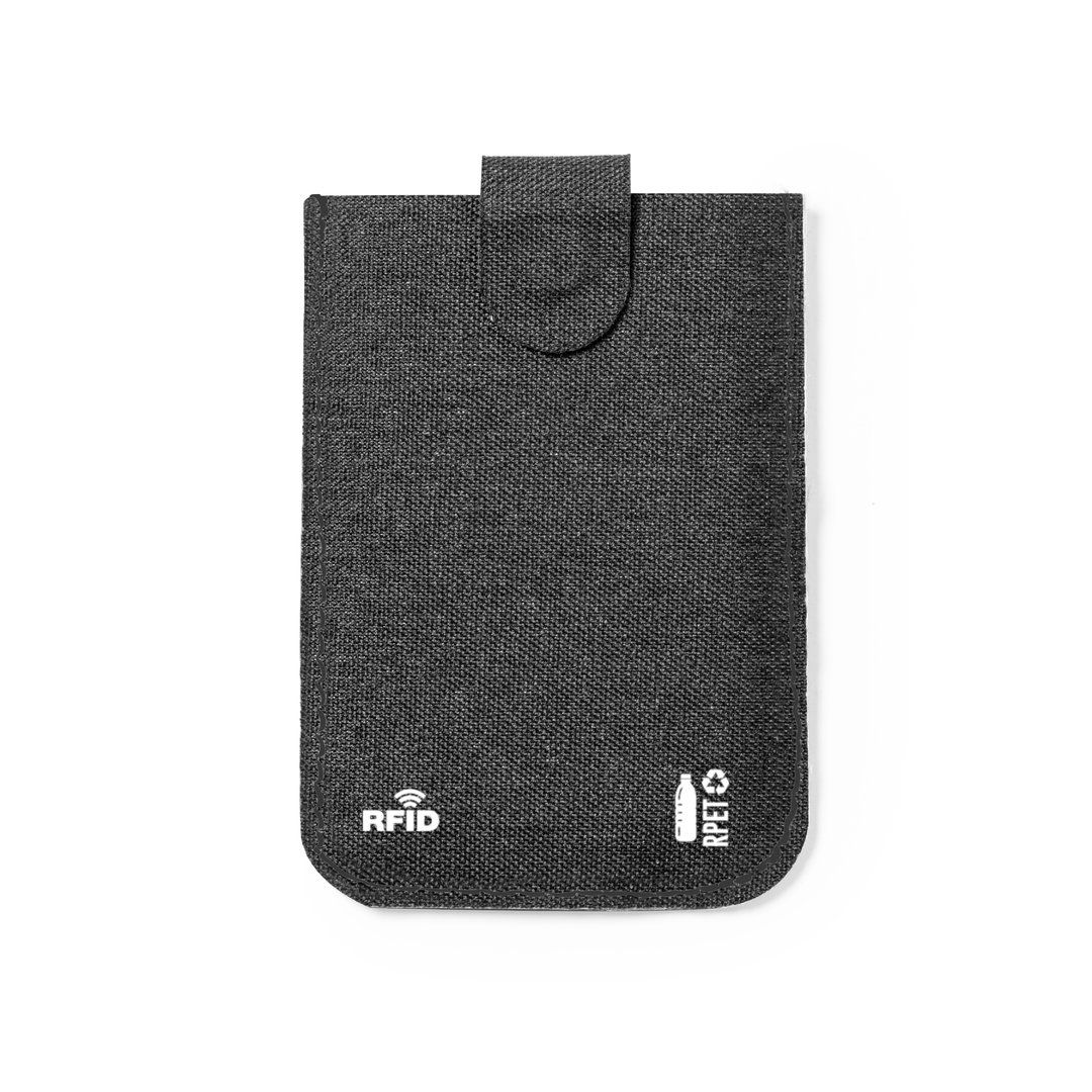Un tarjetero de color gris oscuro con textura, que bloquea las señales RFID, con una lengüeta en la parte superior central y un logotipo de material reciclado rPET.
