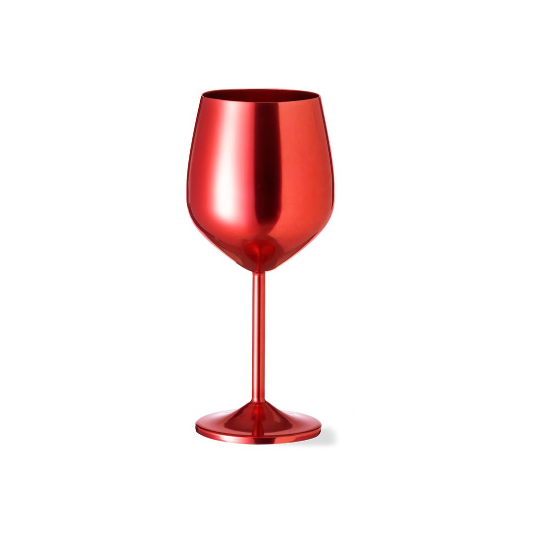 Una copa de vino tinto brillante y metalizada, con un tallo delgado y una base ancha, destaca sobre un fondo blanco liso.