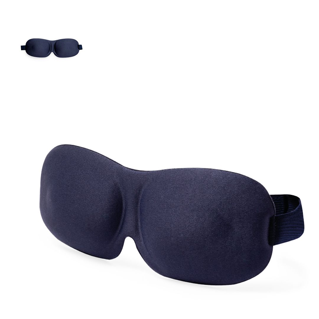 Una máscara para dormir anatómica de color azul marino con una correa elástica para la cabeza, mostrada desde dos ángulos diferentes sobre un fondo blanco.