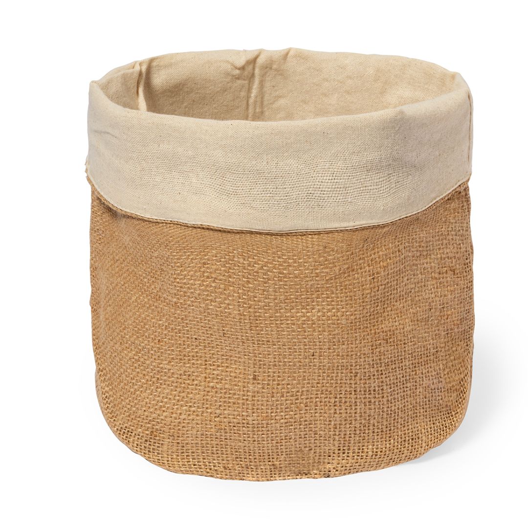 Una cesta de almacenamiento cilíndrica con exterior de arpillera texturizada de color tostado y forro interior de tela lisa de color crema.