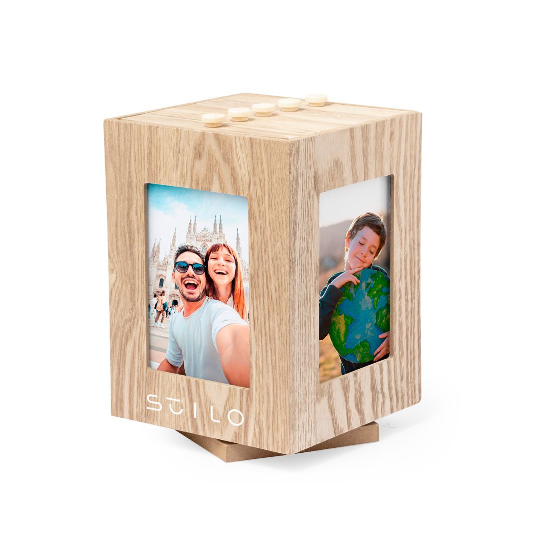 Un marco de fotos de madera, giratorio y con forma de cubo, que muestra dos fotografías y lleva la marca 