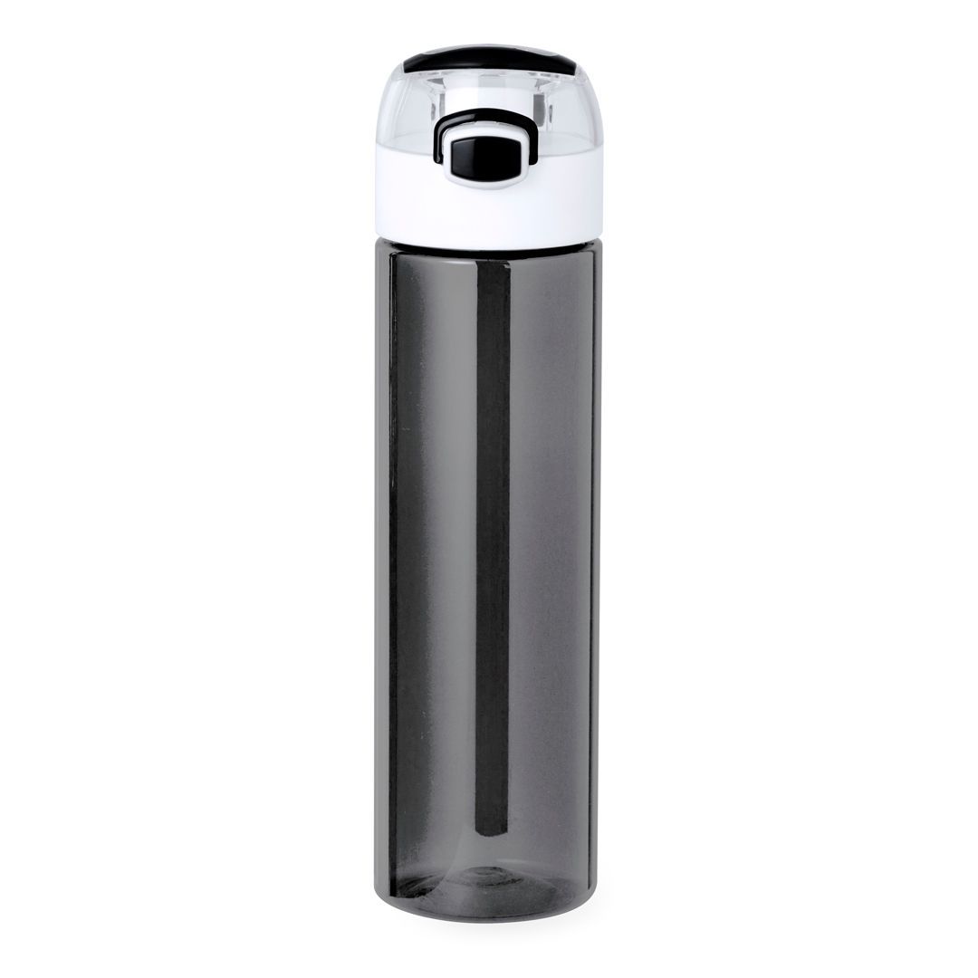 Una botella de agua transparente de color gris oscuro con una tapa abatible blanca con cierre de seguridad sobre un fondo blanco.