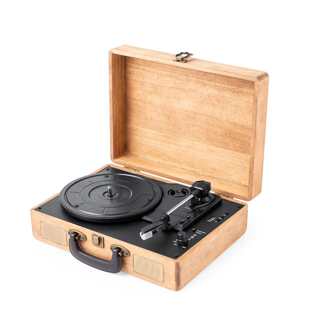 Un tocadiscos portátil con forma de maleta, con un acabado en madera clara y una base de plato giratorio negra, sobre un fondo blanco.