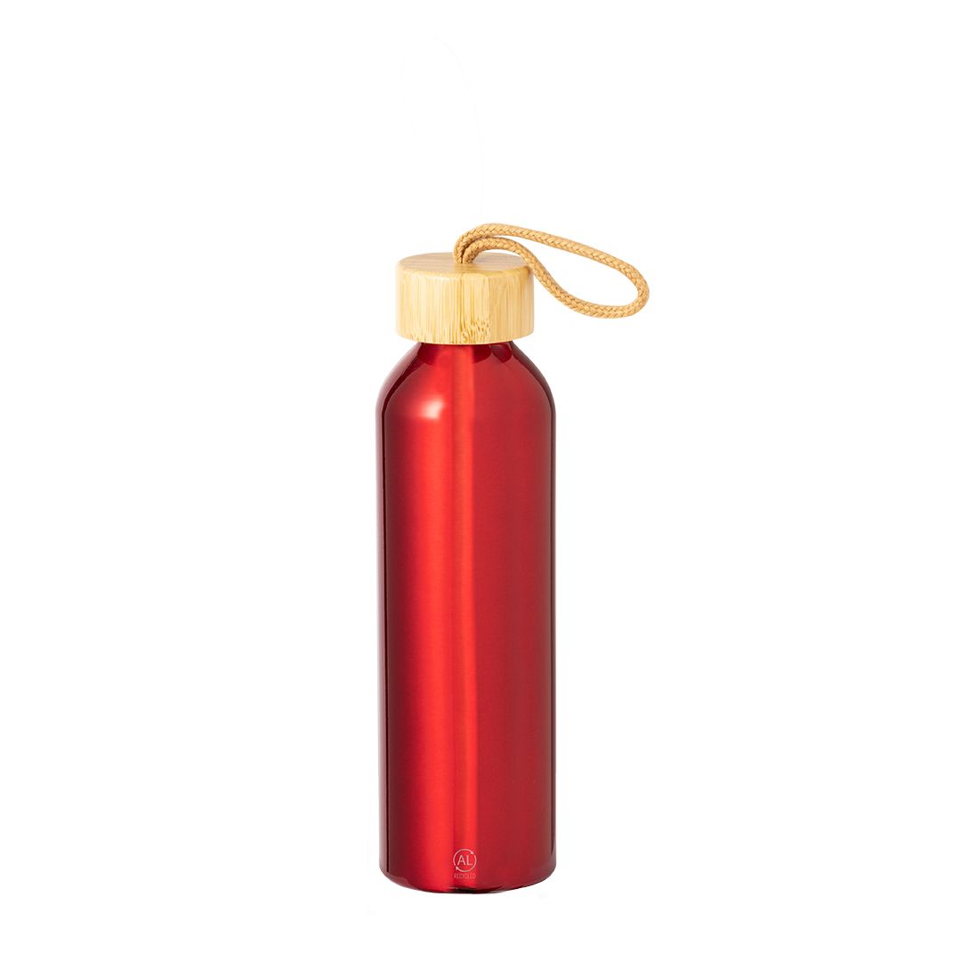 Una botella de agua metálica de color rojo brillante con tapa de bambú y una cuerda para transportarla, sobre un fondo blanco.