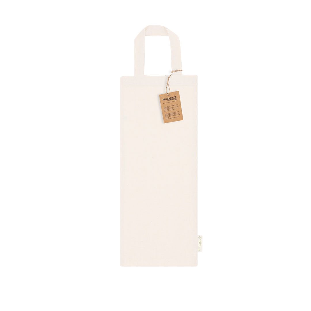 Una sencilla bolsa vertical de lona color blanco roto para vino, con un solo asa y una pequeña etiqueta rectangular marrón.