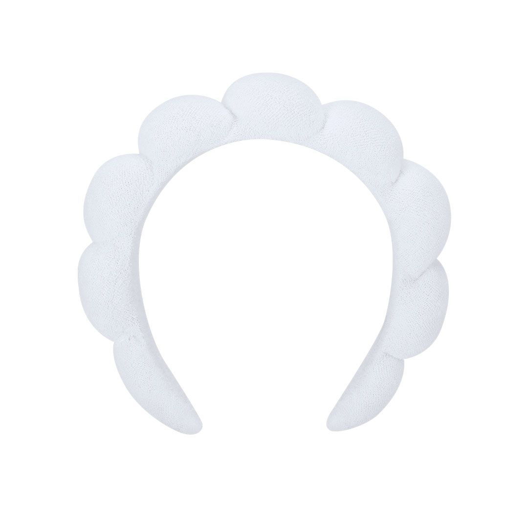 Una diadema blanca, texturizada y con borde festoneado, aislada sobre un fondo blanco.