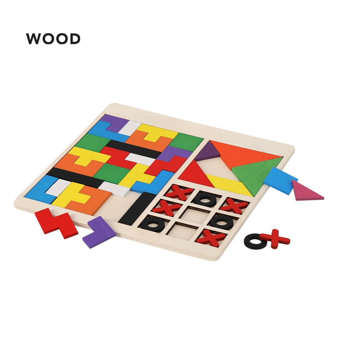 Un tablero de madera con coloridos rompecabezas de bloques geométricos y un juego de tres en raya con piezas rojas en forma de X y negras en forma de O.