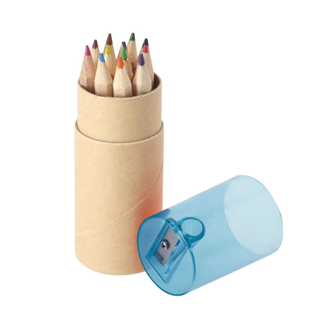Un tubo cilíndrico de cartón lleno de lápices de colores surtidos, colocado junto a su sacapuntas azul translúcido.