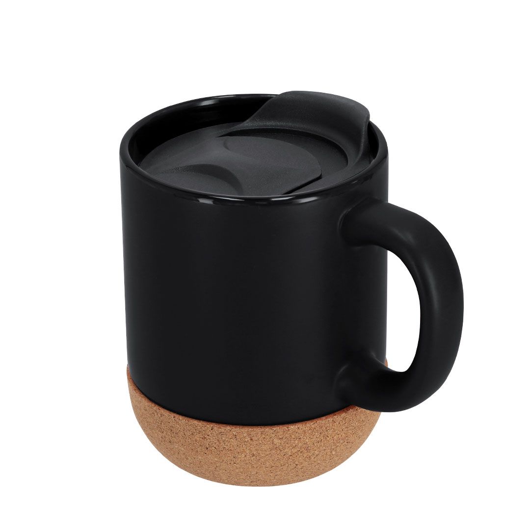Una taza de café negra mate con tapa y base decorativa de corcho, aislada sobre un fondo blanco.