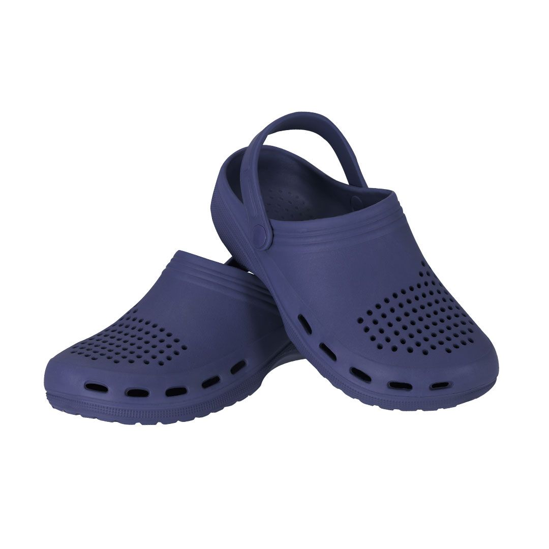 Un par de zuecos sin cordones de color azul oscuro con orificios de ventilación y una correa pivotante en el talón.