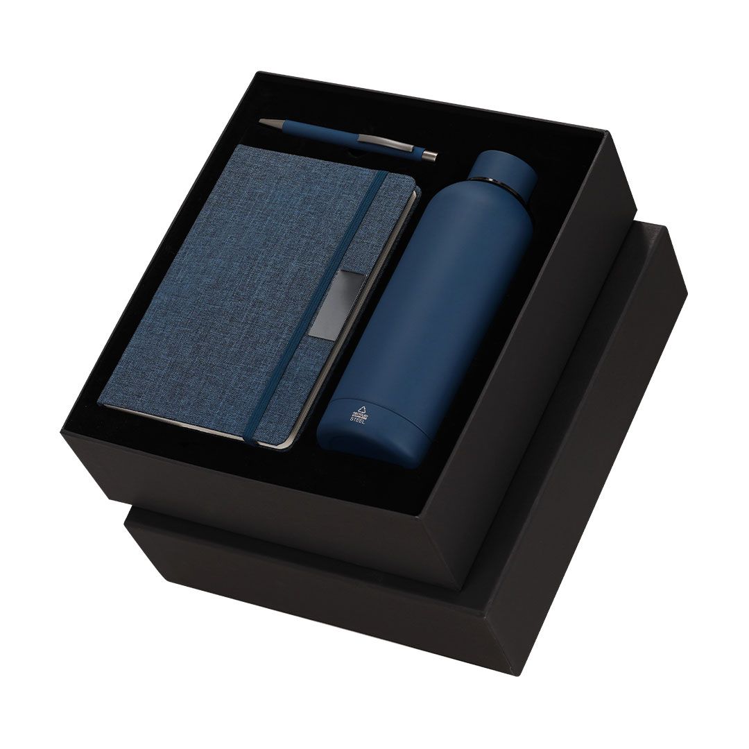 Un set de regalo azul marino en una caja negra, que incluye una libreta texturizada, un bolígrafo a juego y una botella de agua de acero inoxidable.