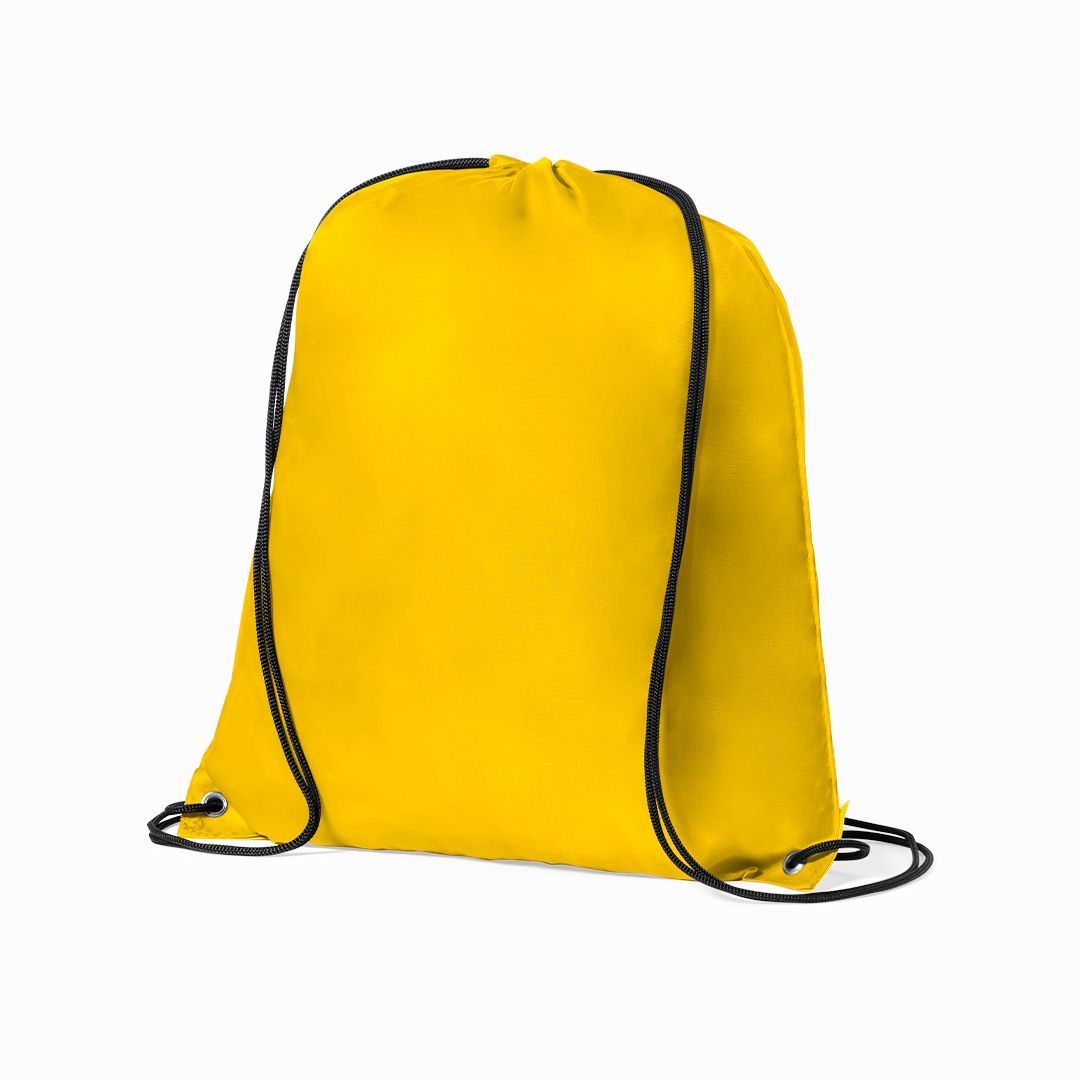 Una mochila amarilla brillante con cordón ajustable y cordones negros sobre un fondo blanco liso.