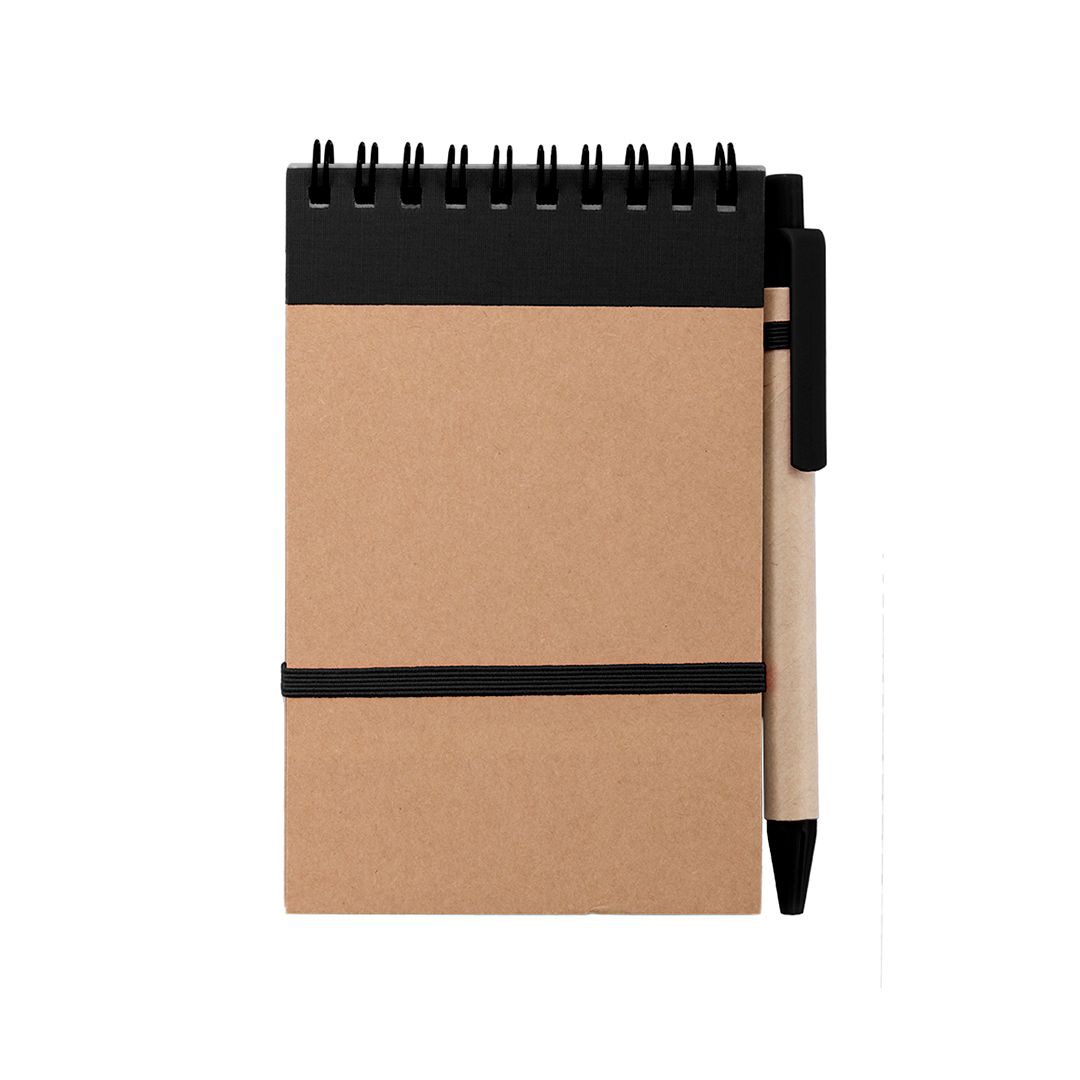 Un pequeño cuaderno rectangular de papel kraft con encuadernación en espiral, que incluye un bolígrafo a juego sujeto por una presilla lateral negra y una banda elástica.