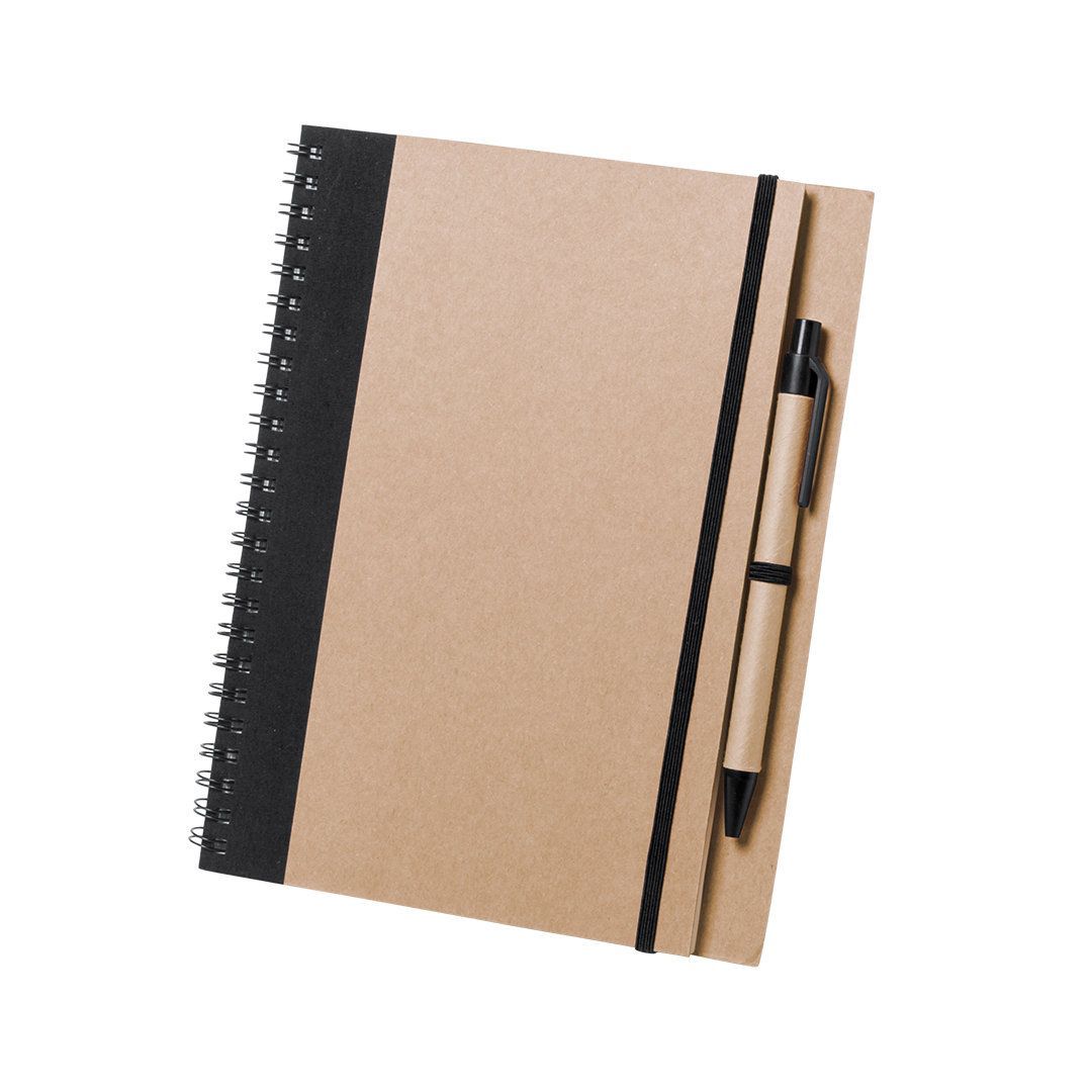 Un cuaderno de espiral color canela con lomo negro y una banda elástica que sujeta un bolígrafo del mismo color contra la cubierta.
