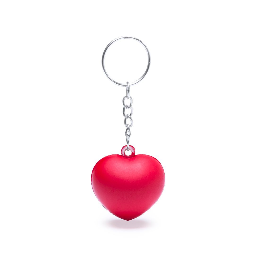 Un llavero rojo en forma de corazón con cadena plateada y anilla dividida sobre un fondo blanco.