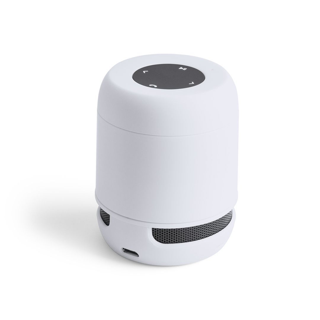 Un altavoz inalámbrico portátil cilíndrico de color blanco con un panel de control gris oscuro en la parte superior y un puerto de carga en la base.