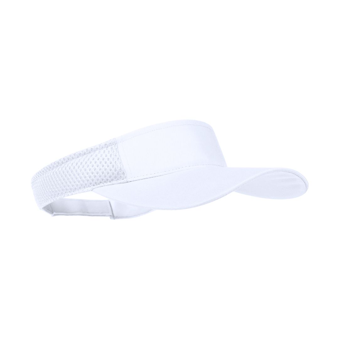 Una visera blanca lisa con un panel lateral de malla texturizada sobre un fondo blanco.