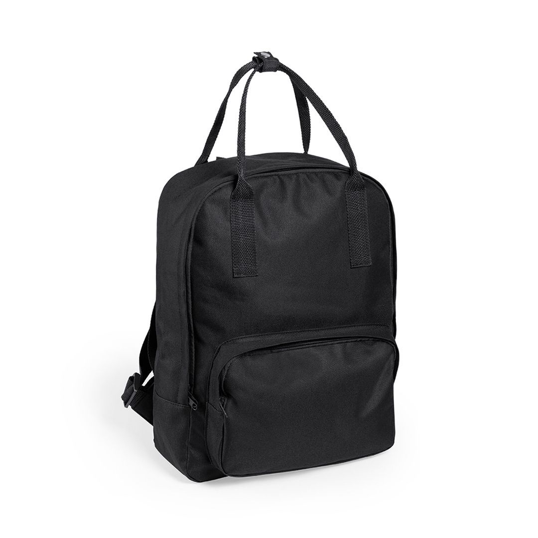 Una mochila rectangular negra con asas superiores y un bolsillo frontal con cremallera sobre un fondo blanco.