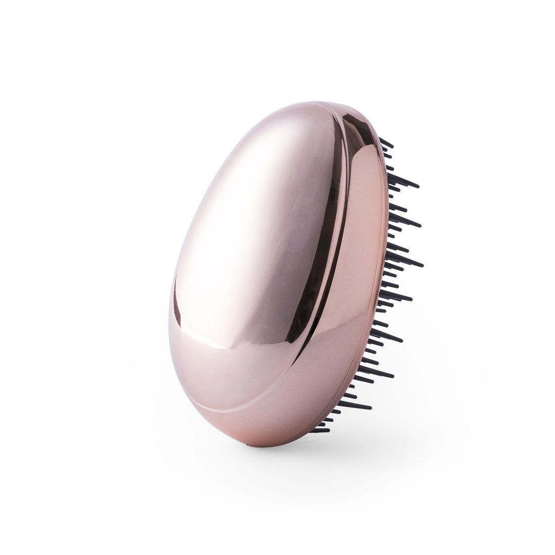 Un cepillo para el cabello de color oro rosa metalizado, con forma de huevo y cerdas negras, sobre un fondo blanco liso.