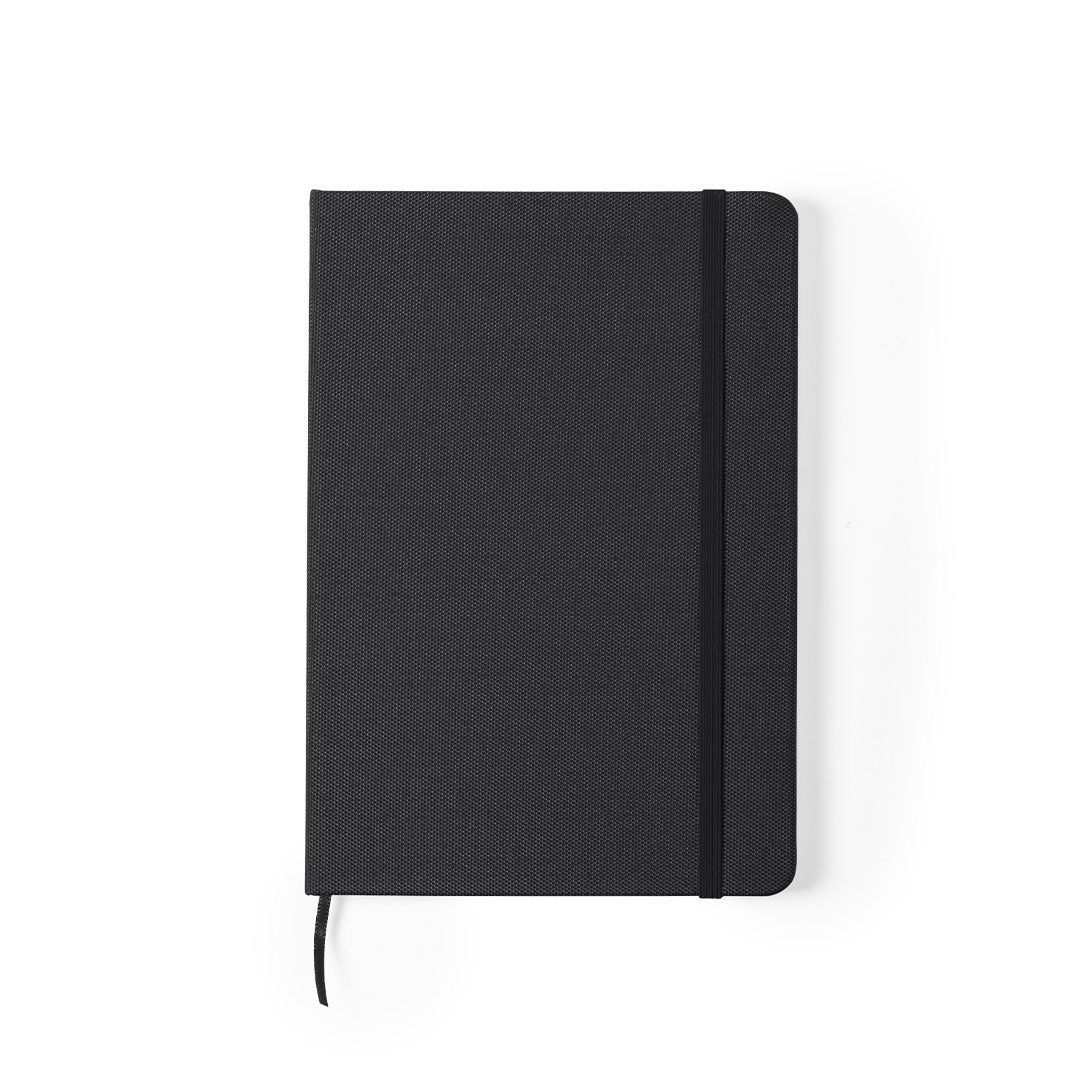 Un cuaderno negro de tapa dura con textura, cierre elástico vertical y marcapáginas de cinta, centrado sobre un fondo blanco.