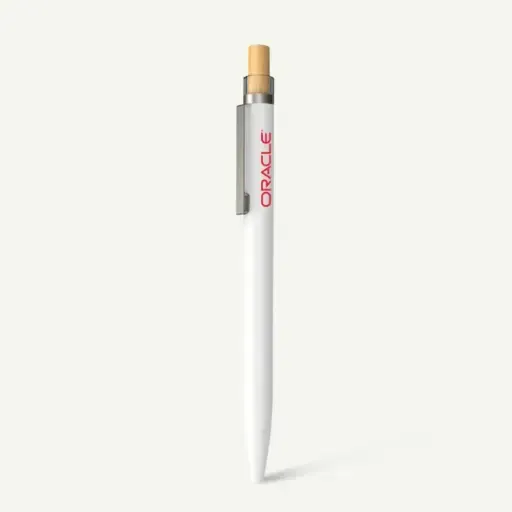 Un bolígrafo blanco con mecanismo de clic y el logotipo rojo de Oracle impreso en el lateral, sobre un fondo claro.