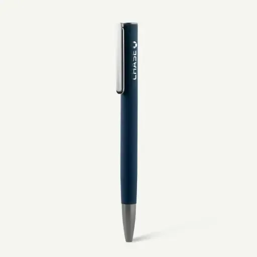 Un elegante bolígrafo azul marino con clip y punta plateados sobre un fondo liso de color blanco roto.