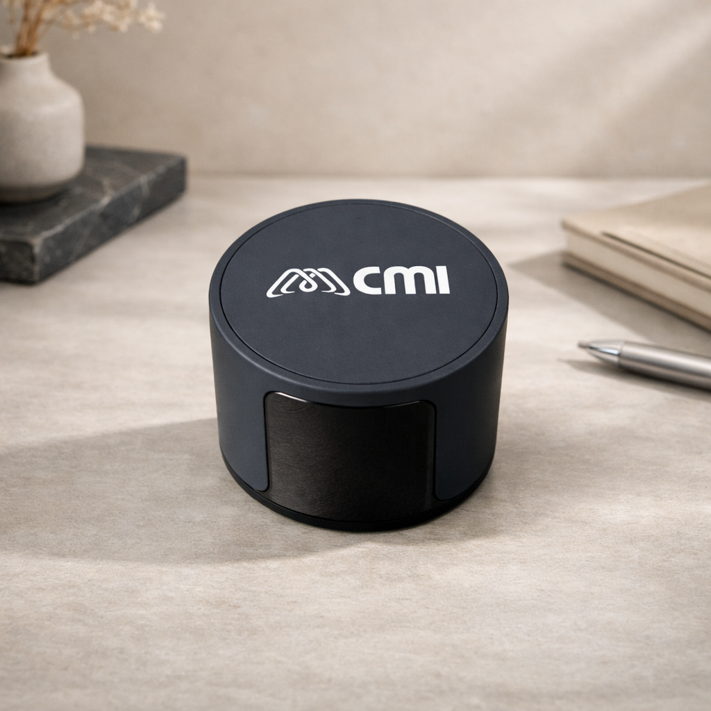 Un altavoz cilíndrico de color azul oscuro con el logotipo
