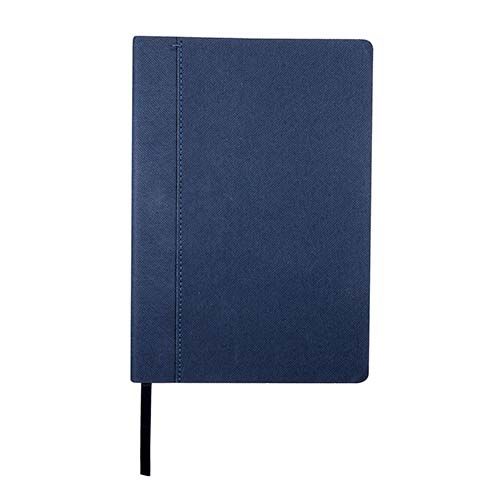 Un cuaderno azul marino con detalle de costura en el lomo y un marcapáginas de cinta negra que cuelga del borde inferior.